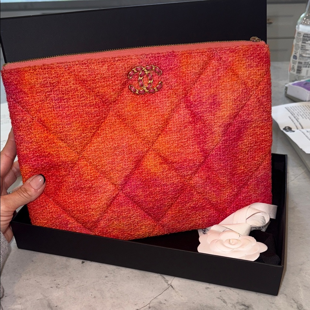 Authentic NEW CHANEL 19 Large Quilted Tweed O-Case in Coral/Pink - Picture 2 of 8